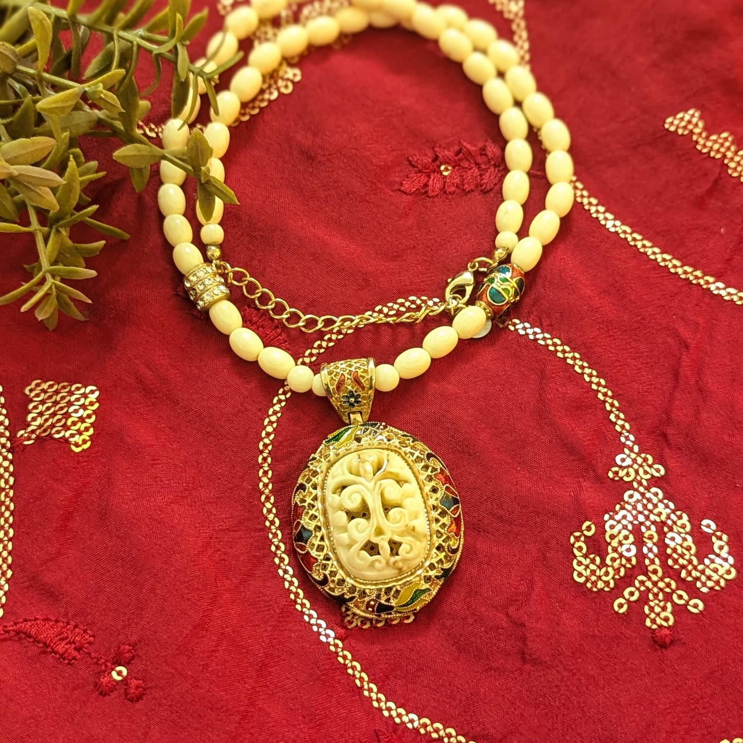 Anti Tarnish White Onyx Bead Necklace With Conch Shell Locket