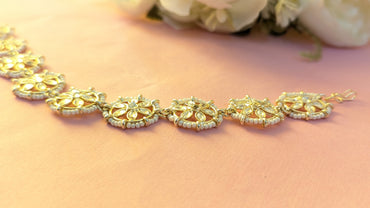 Flower Shape White Kundan & Pearls Studded Maangtika